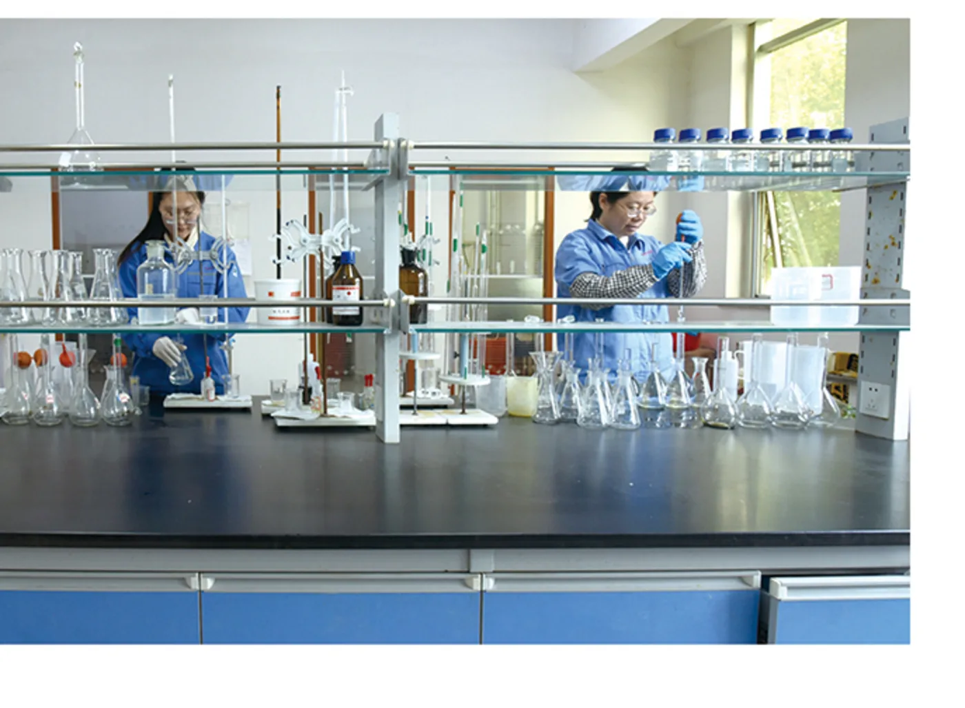 Technicians running batch analysis in the Gaoyuan laboratory
